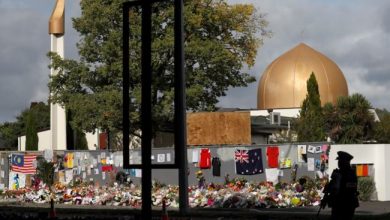 مسجد النور تحوطه الورود ورسائل للضحايا