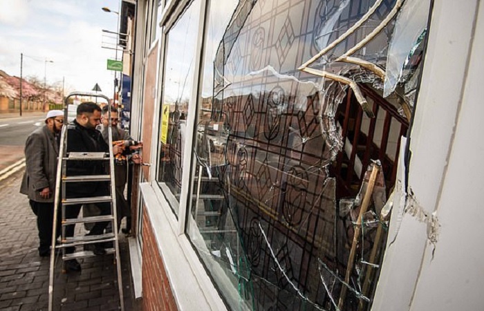 تحطيم نوافذ خمسة مساجد