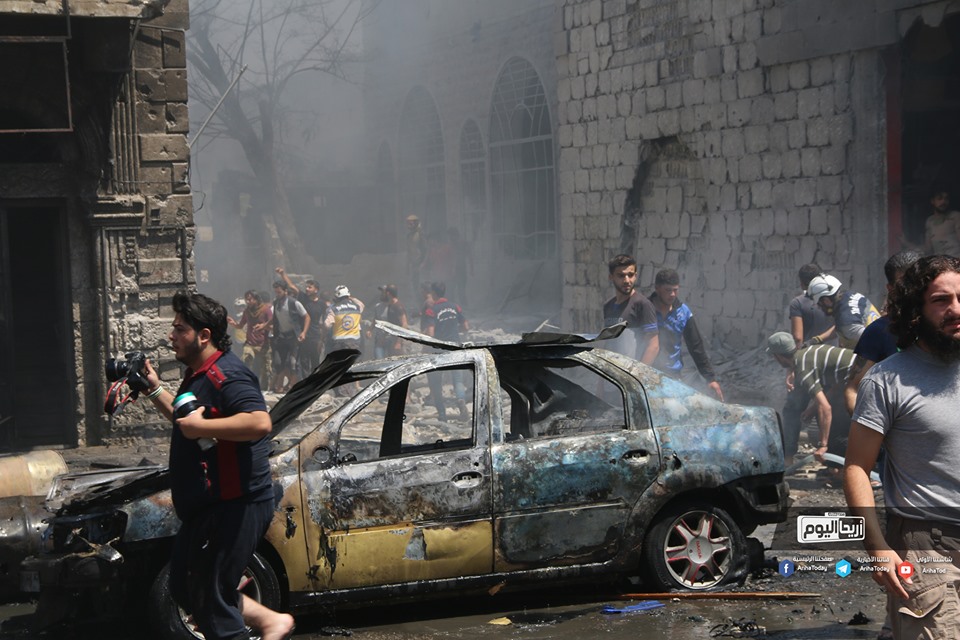 بالصور والفيديو.. قتلى وجرحى في غارات عنيفة لروسيا والنظام على أريحا بريف إدلب