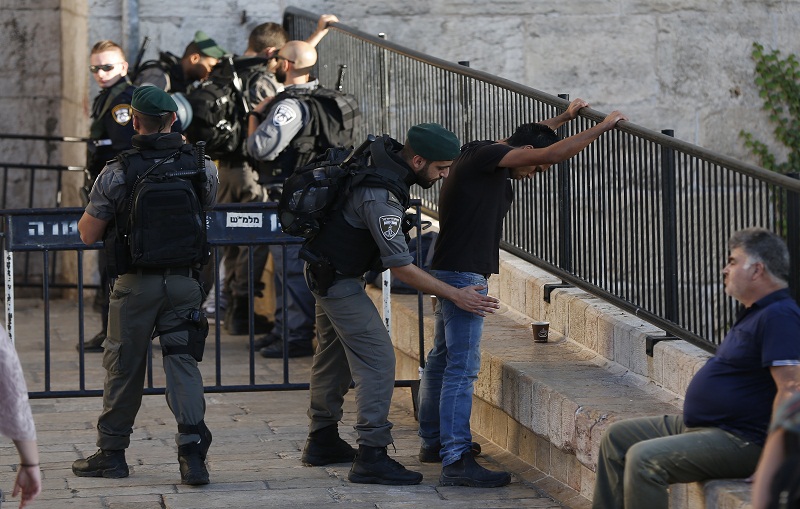 الاحتلال يعتقل فلسطينيين