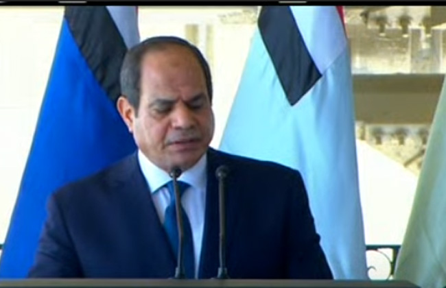 الرئيس السيسي خلال لقائه عناصر المنطقة الغربية العسكرية