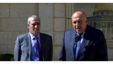 وزير الخارجية مع عضو مركزية فتح